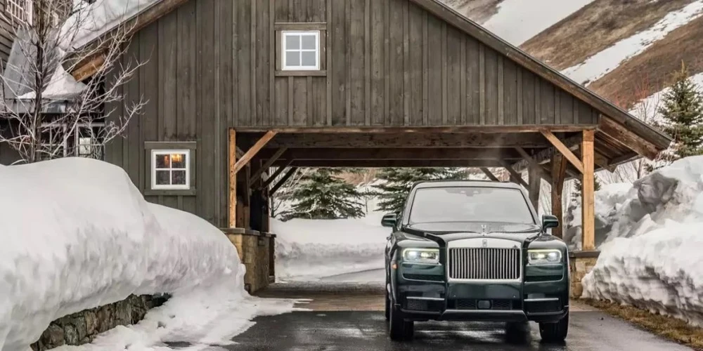 Rolls Royce Cullinan 2023 giá hơn 8,3 tỉ đồng. Ảnh: Motorbiscuit.