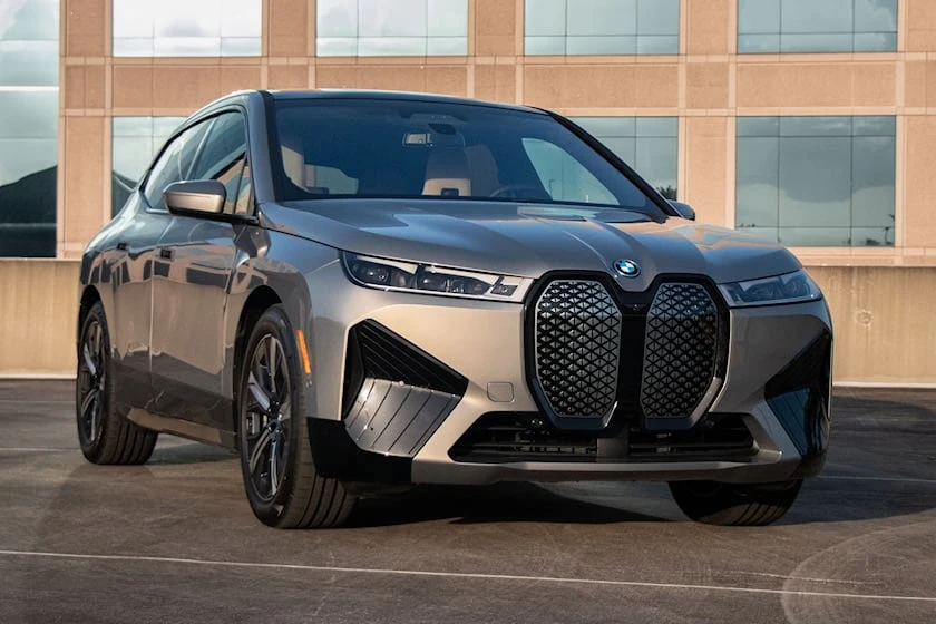 BMW iX có phạm vi lái 519 km. Ảnh: Carbuzz.