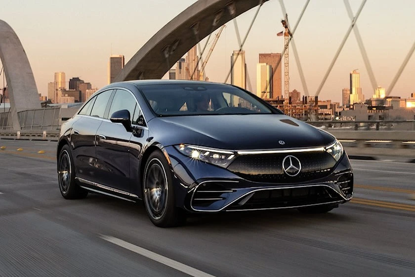 Mercedes-Benz EQS Sedan có phạm vi 560 km. Ảnh: Carbuzz.