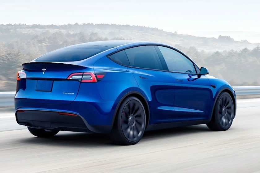 Tesla Model Y có phạm vi 528 km. Ảnh: Carbuzz.