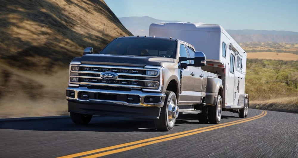 Ford F-350 Super Duty có sức kéo hơn 16.700 kg. Ảnh: Hotcar.