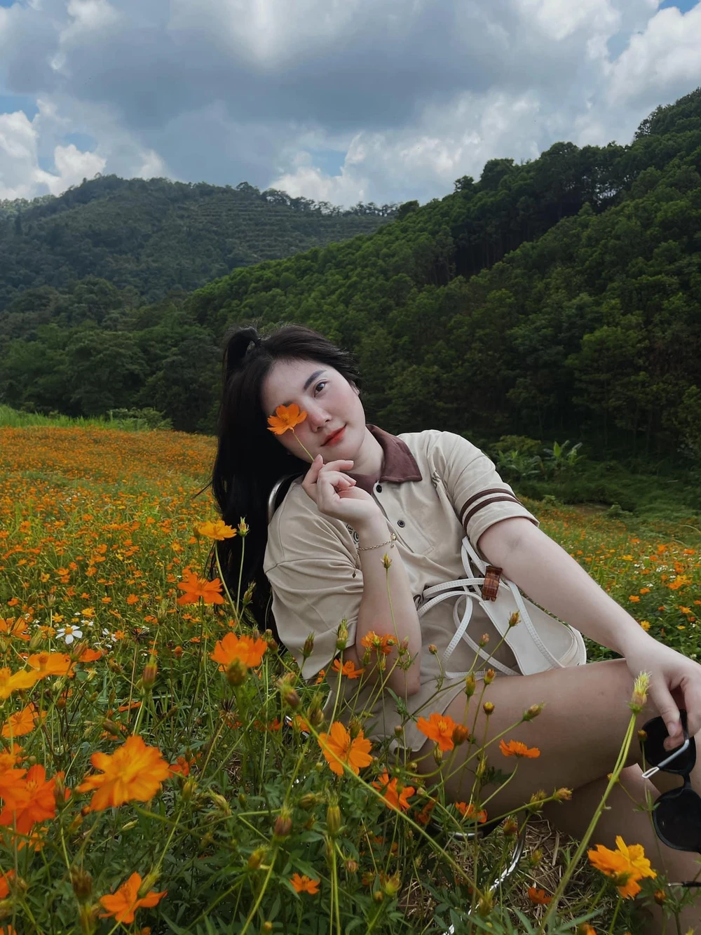 Du khách thỏa sức "sống ảo" bên đồi hoa. Ảnh: Lili Phạm.