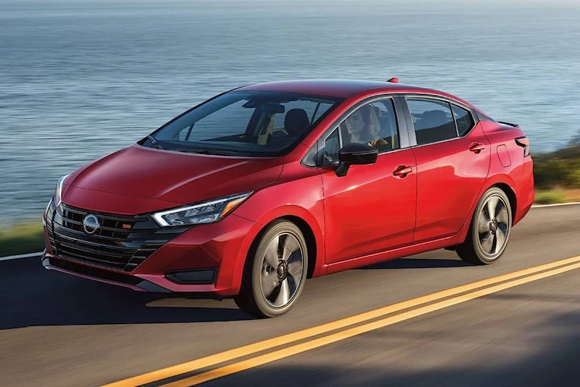 Nissan Versa 2023 có giá 372 triệu đồng. Ảnh: Carbuzz.