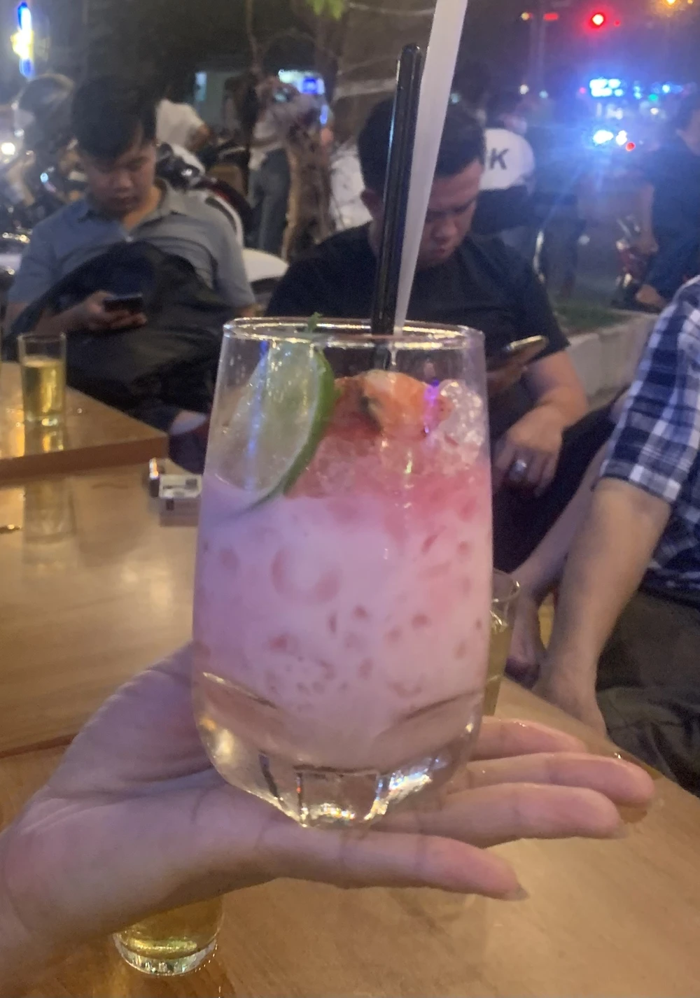 Sinh tố dâu tây là một loại thức uống tuyệt vời giúp chúng ta có năng lượng ngay lập tức. Ảnh: PHƯƠNG LÊ.