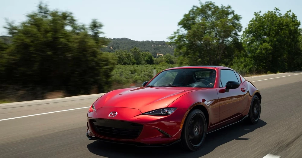 Mazda MX-5 Miata 2023 có giá 660 triệu đồng. Ảnh: HOTCARS.