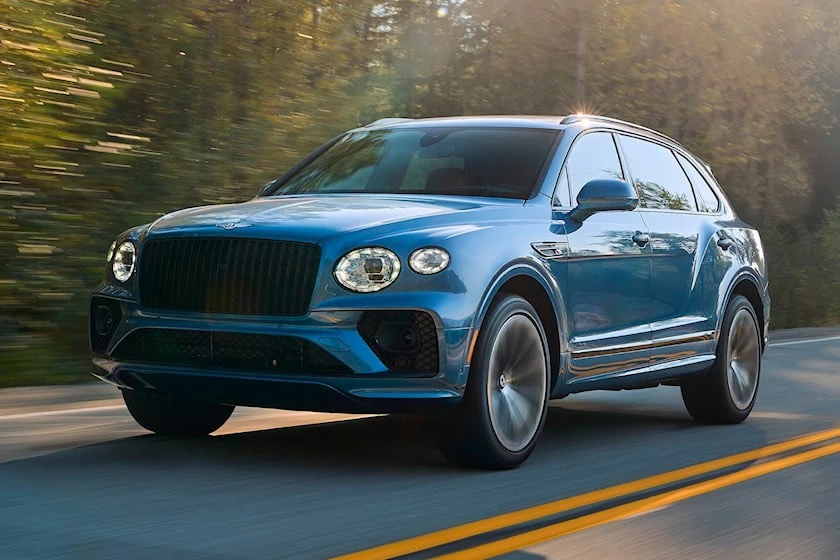 Bentley Bentayga EWB có giá hơn 5,2 tỉ đồng. Ảnh: Carbuzz.