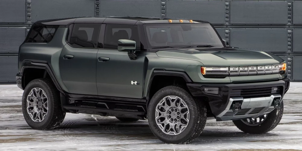 GMC Hummer EV 2023 có giá gần 2 tỉ đồng. Ảnh: Hotcars.
