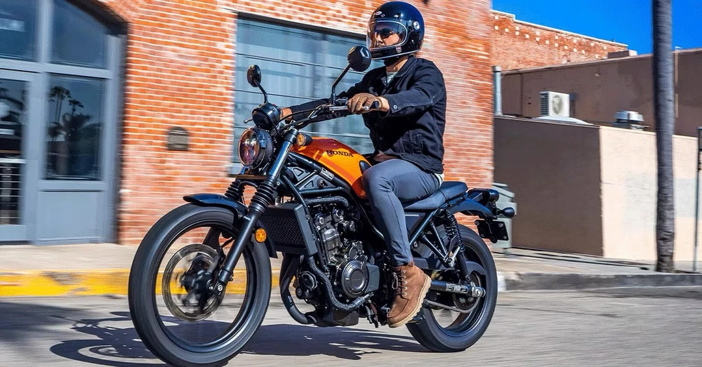 Honda SCL500 2023 có giá 160 triệu đồng. Ảnh: Hotcars.