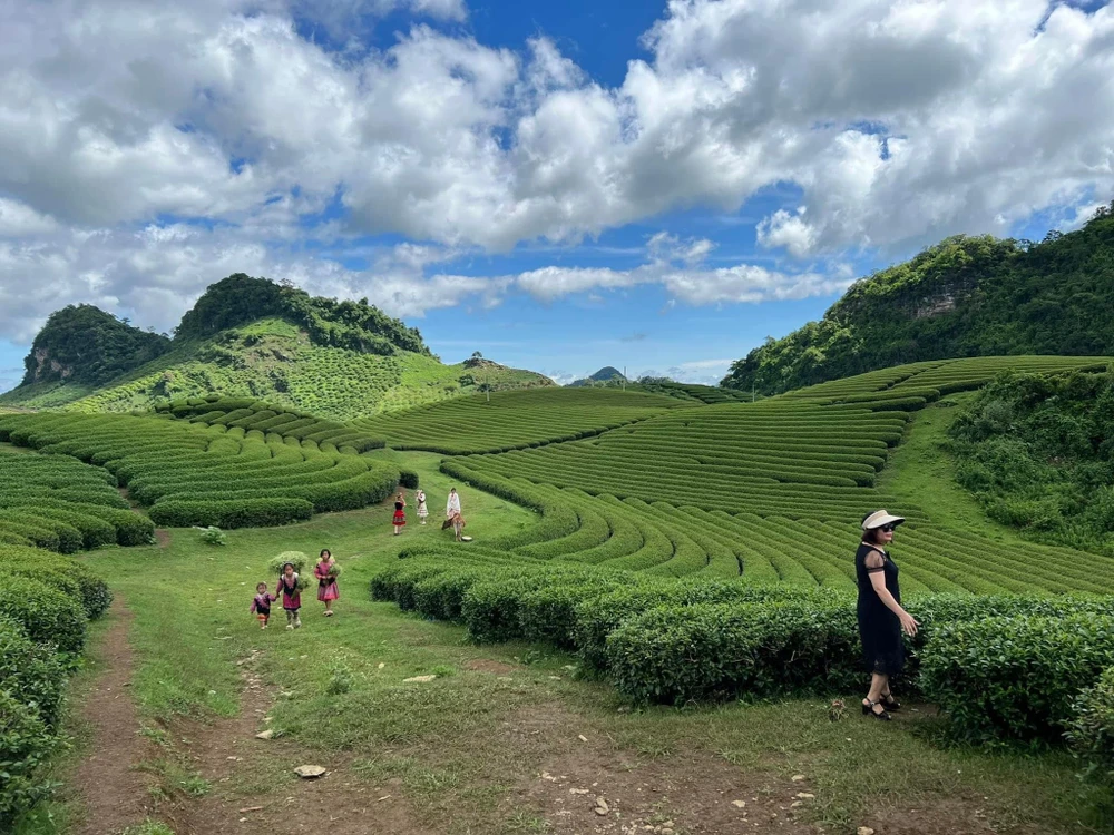 Du khách diện trang phục của người dân tộc thỏa sức check-in. Ảnh: Hoài An. Du khách diện trang phục của người dân tộc thỏa sức check-in. Ảnh: Hoài An.