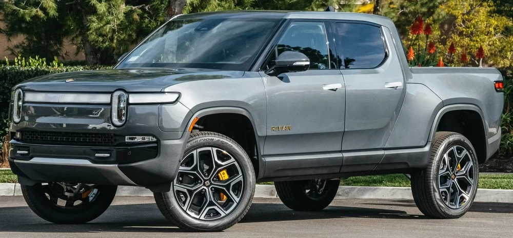 Rivian R1T 2022 có sức kéo 4.983 kg. Ảnh: Hotcars.