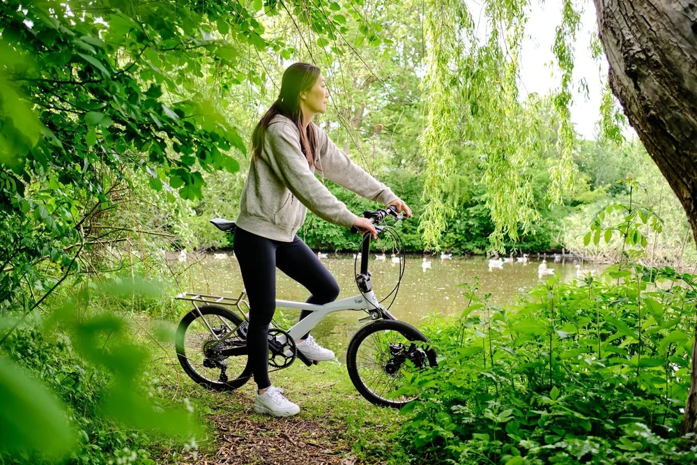 Chiếc xe đạp điện tử gấp có khung và phuộc được làm từ vật liệu độc quyền. Ảnh: Autoevolution.