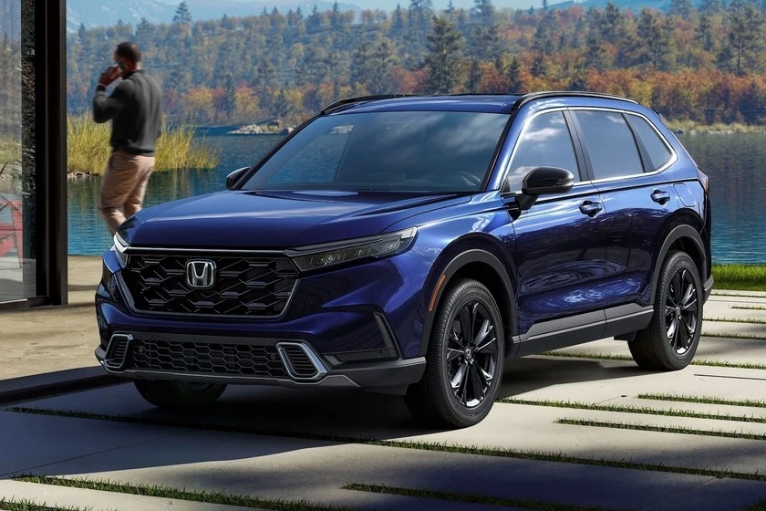 Honda CR-V 2023 có giá khởi điểm 31.610 USD. Ảnh: Carbuzz.
