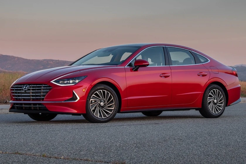 Hyundai Sonata 2023 có giá khởi điểm 24.950 USD. Ảnh: Carbuzz.