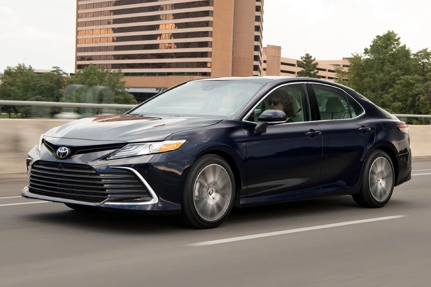 Toyota Camry 2023 có giá khởi điểm 26.220 USD. Ảnh: Carbuzz.