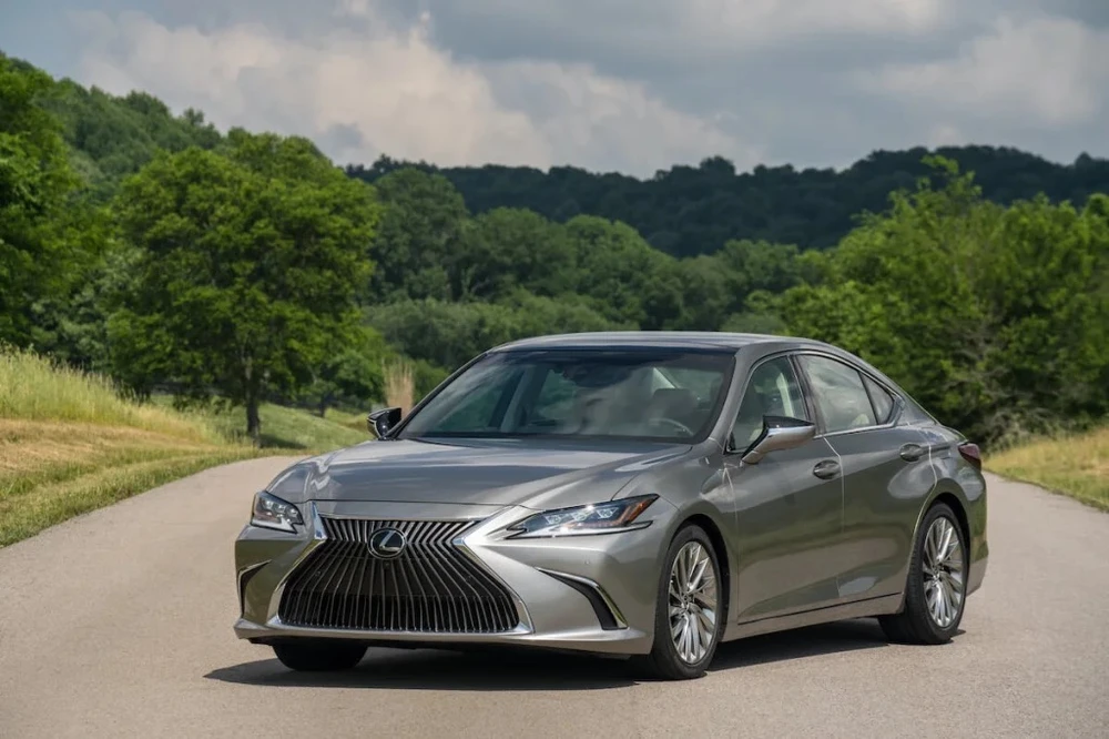 Lexus ES Hybrid 2021 có giá trung bình gần 810 triệu đồng. Ảnh: Motorbiscuit.