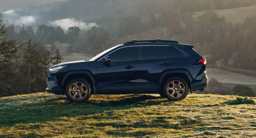 Toyota RAV4 Hybrid 2023 có giá khởi điểm 720 triệu đồng. Ảnh: Motorbiscuit.