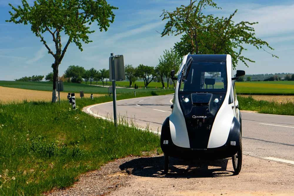 Xe có tốc độ tối đa 15,5 dặm/giờ (25 km/h) và có hộp số 9 cấp. Ảnh: Autoevolution.