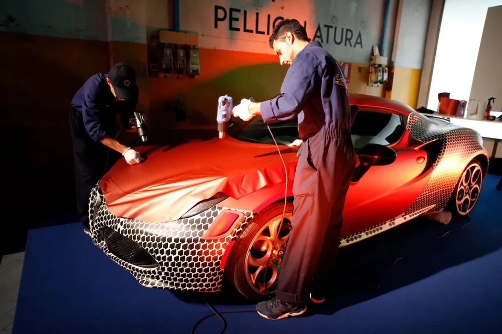 Bọc xe hơi dùng súng nhiệt. Ảnh: Motorbiscuit.