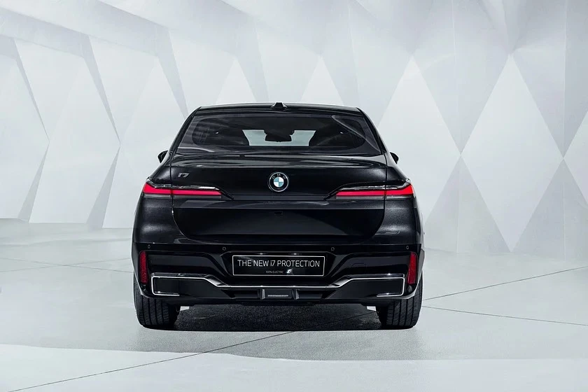 BMW i7 Protection tự hào có động cơ điện kép. Ảnh: Carbuzz.