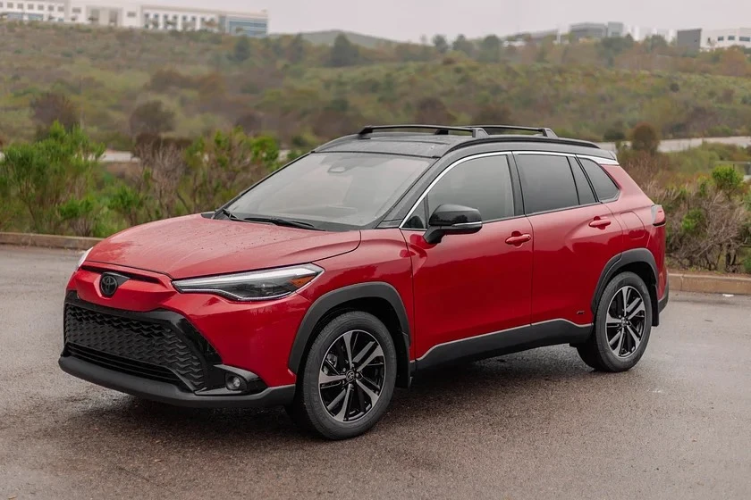 Corolla crossover L cơ sở có giá 23.610 USD (tương đương 562 triệu đồng). Ảnh: Carbuzz.