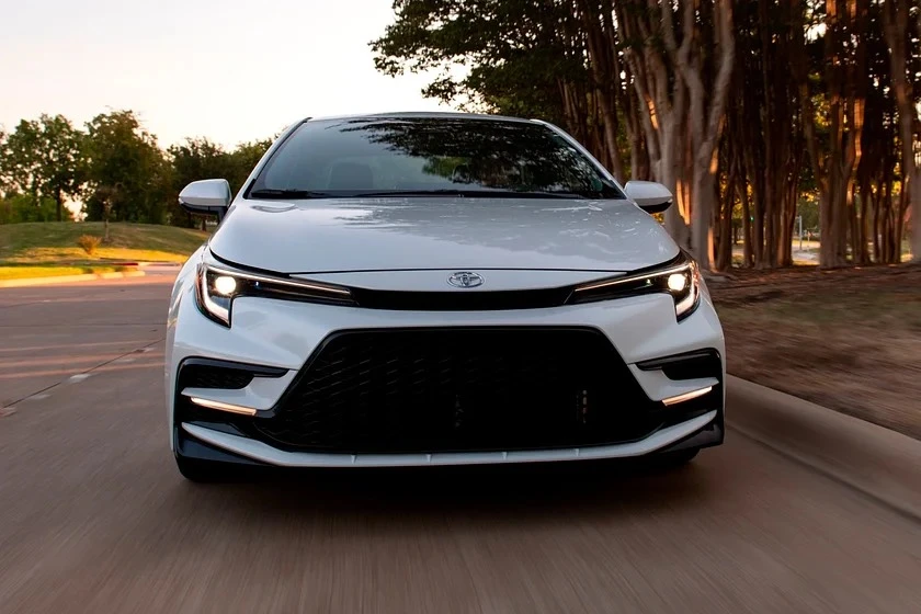 Corolla Sedan SE có giá 21.700 USD (tương đương 516 triệu đồng). Ảnh: Carbuzz.