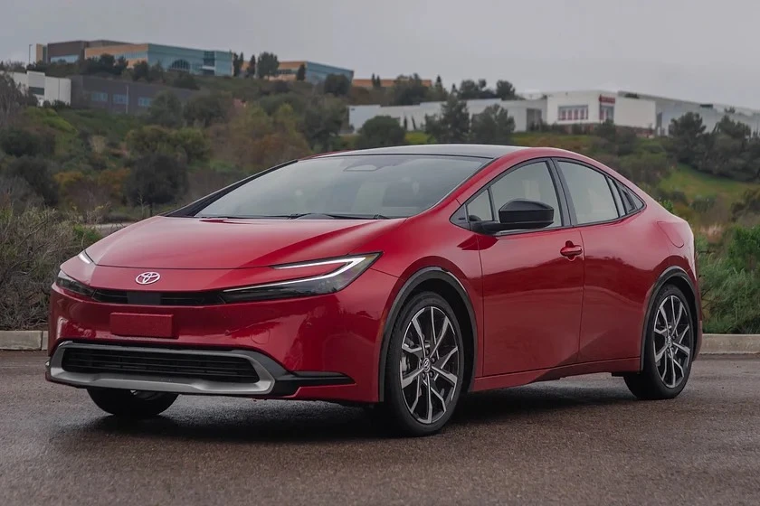 Prius Prime có giá 32.350 USD (tương đương 770 triệu đồng). Ảnh: Carbuzz.