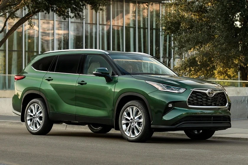 Toyota Highlander có giá 36.623 USD (tương đương hơn 870 triệu đồng). Ảnh: Carbuzz.