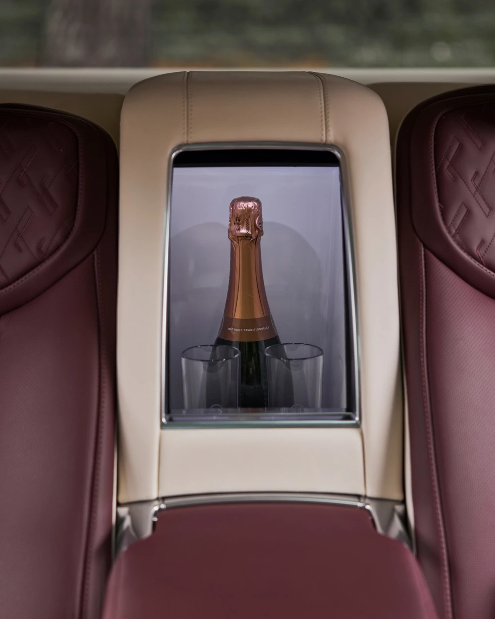 Xe cũng được trang bị một tủ lạnh tích hợp. Ảnh: Autoevolution.