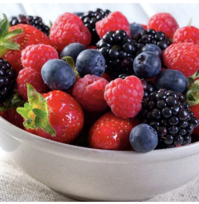 Thực phẩm lành mạnh và đủ nước giúp duy trì nồng độ axit uric. Ảnh: iStock.