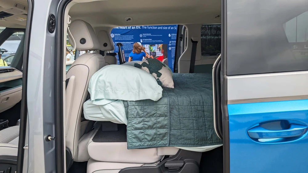 Xe có cửa sổ trời toàn cảnh dài 67,4 inch (1,7 m). Ảnh: Autoelution.