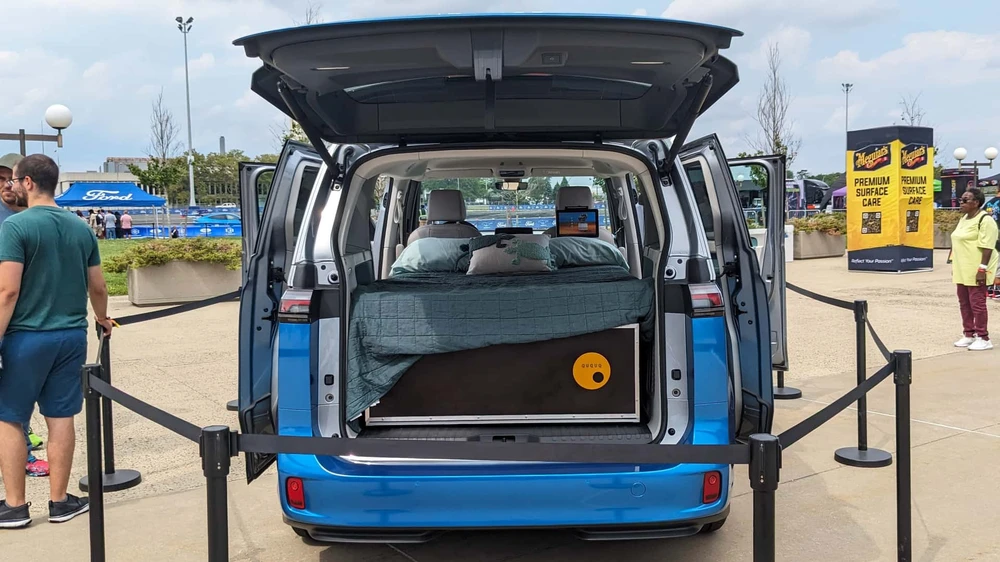 Xe có thể đủ dài và rộng để vừa với hai người lớn nằm ngủ. Ảnh: Autoelution.