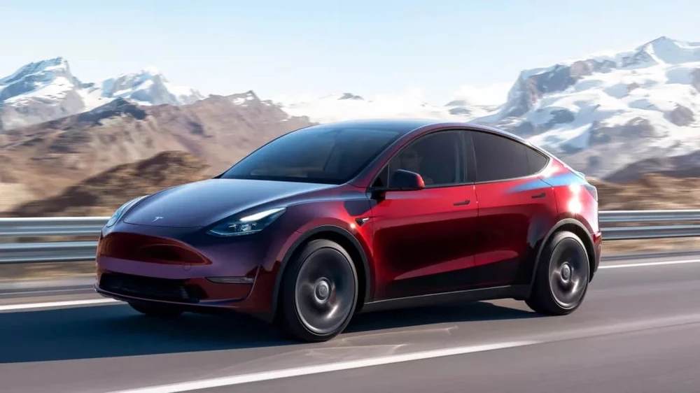 Model Y Long Range đã giảm 4,5% xuống còn 299.900 nhân dân tệ (41.100 USD, tương đương khoảng 980 triệu đồng). Ảnh: Carscoops.