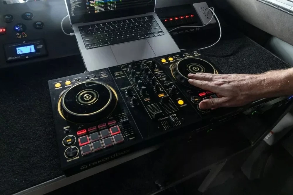 Mẫu concept này còn có sáu pin lithium-ion để giúp cho dàn loa âm thanh được diễn ra liên tục. Ảnh: Carscoops.