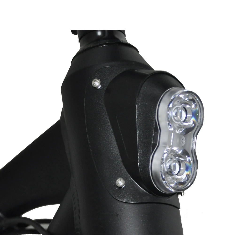 Xe còn có đèn pha và đèn hậu được cung cấp dưới dạng trang bị tiêu chuẩn. Ảnh: PVY.