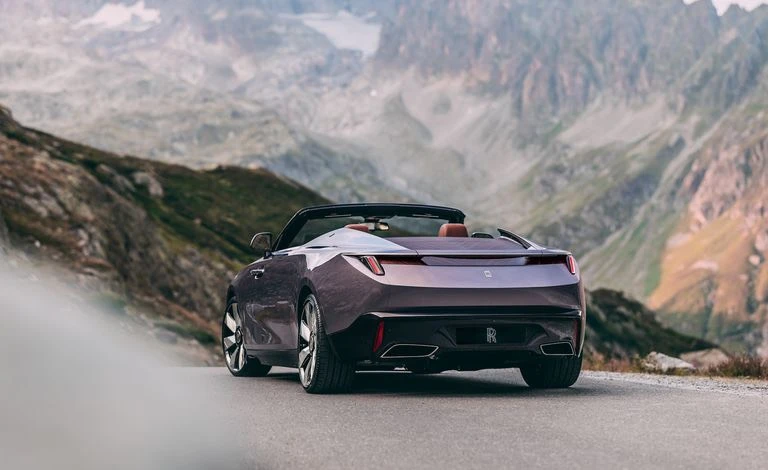 Thân xe màu tím nhạt có các đốm bột nhôm để tạo nên lớp hoàn thiện lấp lánh. Ảnh: Rolls-Royce.