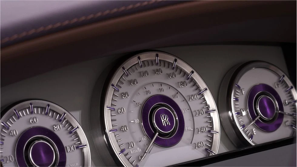 Đồng hồ được trang trí bằng đá quý thạch anh tím kiểu cabochon. Ảnh: Rolls-Royce.