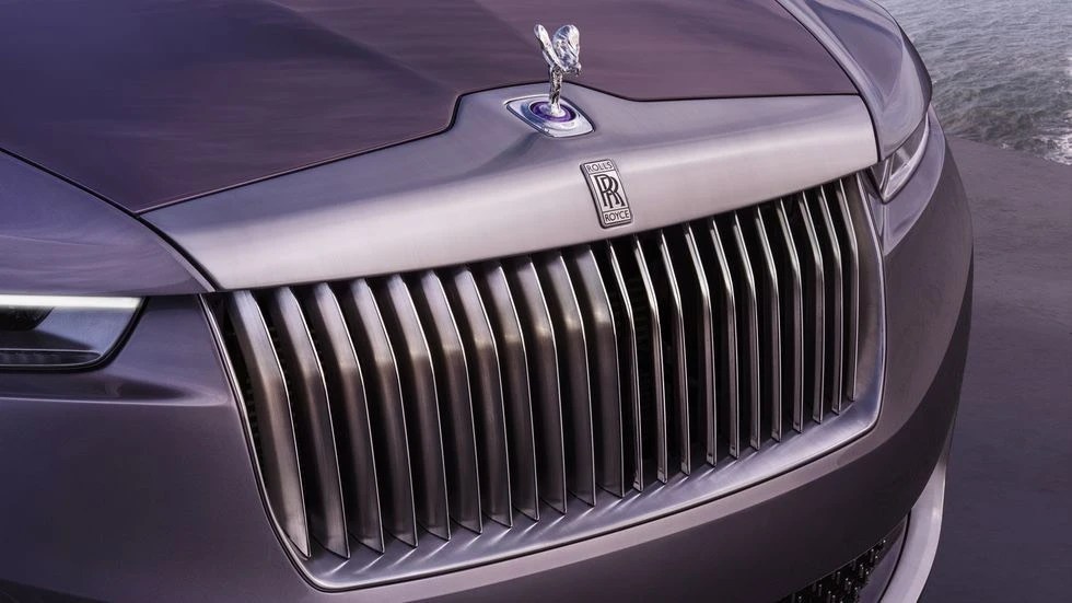 Droptail đi kèm với mui cứng có thể tháo rời . Ảnh: Rolls-Royce.