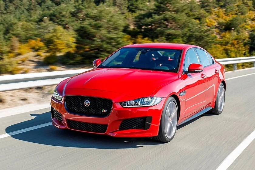 Jaguar XE. Ảnh: Carbuzz.