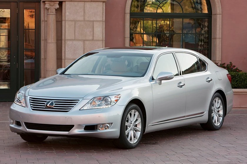 Lexus LS. Ảnh: Carbuzz.