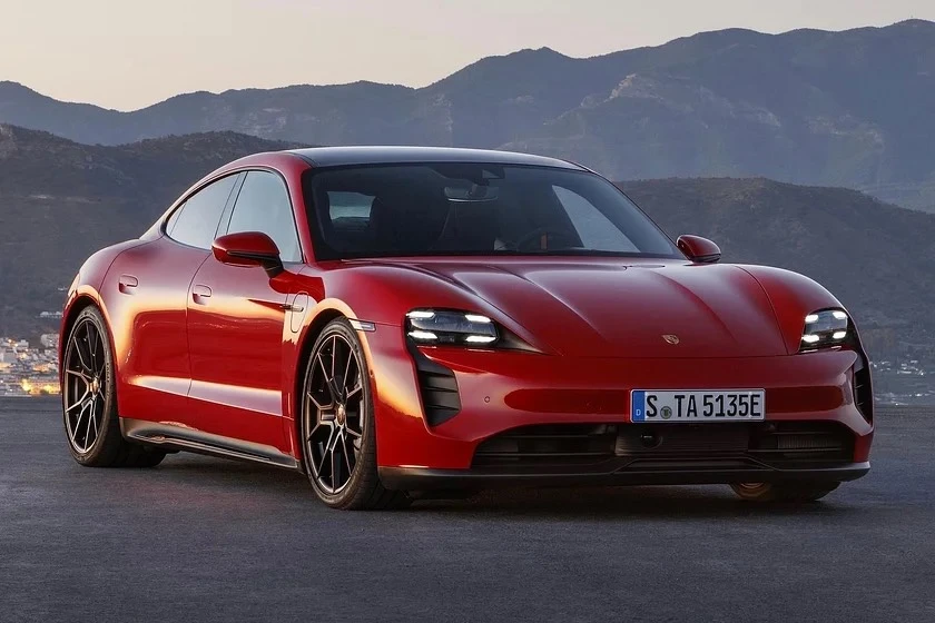 Porsche Taycan. Ảnh: Carbuzz.