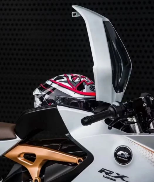 Nơi bình xăng trên xe chạy bằng xăng (ICE) có thể để vừa một chiếc mũ bảo hiểm. Ảnh: QJ Motor.