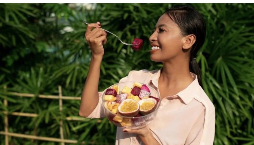 Ăn 5 loại trái cây này giúp ngăn ngừa rụng tóc và khô da đầu. Ảnh: Boldsky.