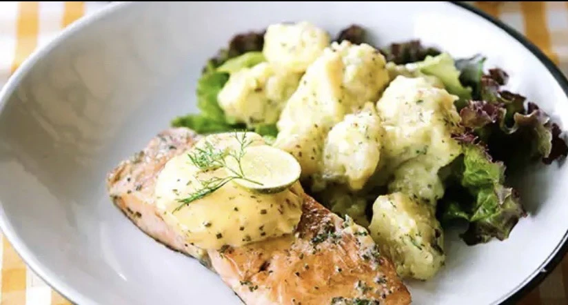 Cá hồi rất giàu axit béo, việc hấp thụ chất này có thể được tạo điều kiện thuận lợi nhờ các chất dinh dưỡng có trong rau xào. Ảnh: NDTV.