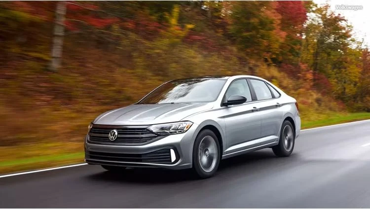 Volkswagen Jetta Sport 2023 có giá hơn 540 triệu đồng. Ảnh: Topspeed.