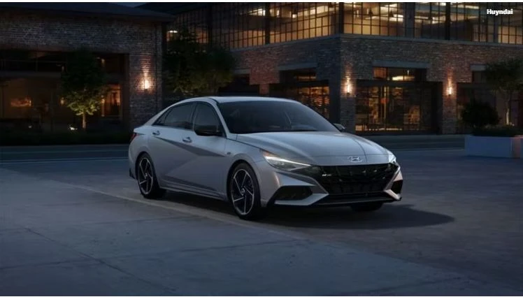 Huyndai Elantra tiết kiệm xăng 6,3 lít/100 km. Ảnh: Topspeed.