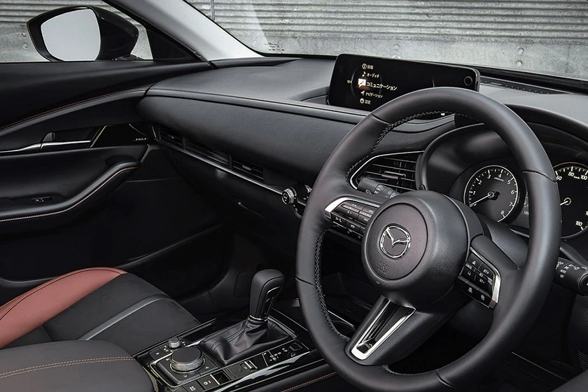 Xe có nội thất cao cấp. Ảnh: Carbuzz.