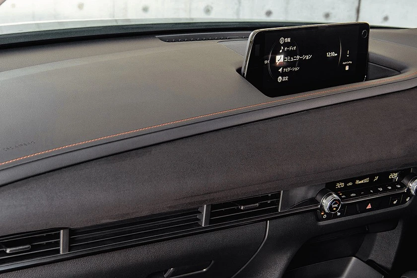 Các mẫu xe Retro Sports Edition, màu sơn này tương phản với các chi tiết màu đen bóng trên lưới tản nhiệt. Ảnh: Carbuzz.