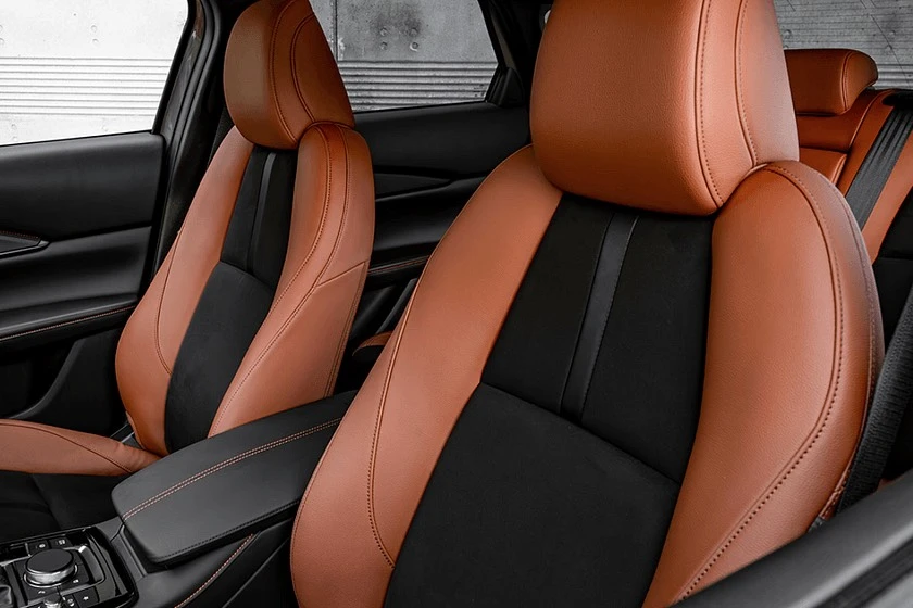 Xe còn được trang bị vải Legane giống da lộn được sử dụng cho ghế ngồi và bảng điều khiển. Ảnh: Carbuzz.