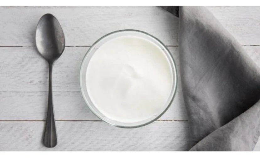 Vì sữa chua là thực phẩm giàu men vi sinh có thể ảnh hưởng tích cực đến kết nối ruột-não. Ảnh: Boldsky. Vì sữa chua là thực phẩm giàu men vi sinh có thể ảnh hưởng tích cực đến kết nối ruột-não. Ảnh: Boldsky.