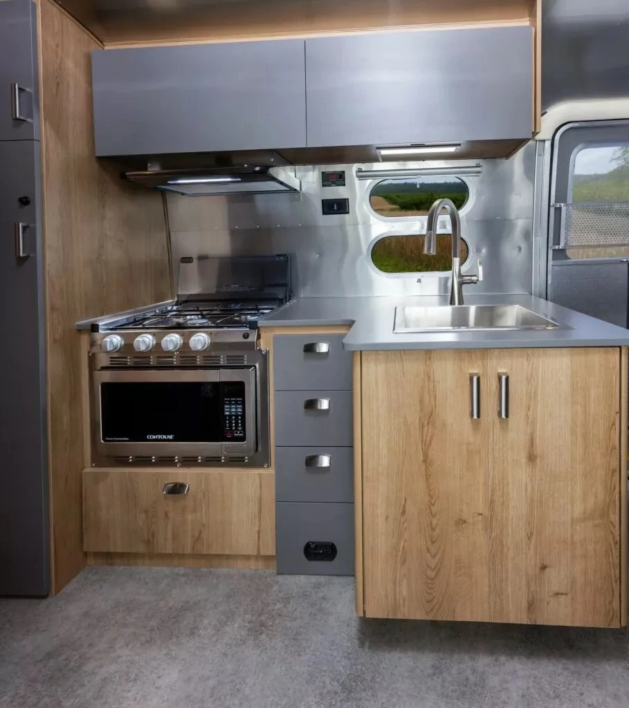 Xe có gian bếp, lò vi sóng đối lưu kèm nồi chiên không khí. Ảnh: Carscoops.